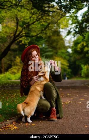 Lviv, Ucraina 21 ottobre 2020: Passeggiata e gioco con un cane di corgi, autunno Stryi Park e Lviv. Nuovo Foto Stock