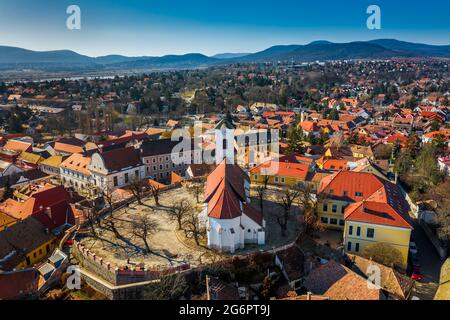 Szentendre, ungheria - Vista aerea della città di Szentendre in una giornata di sole con la Cattedrale Ortodossa Serba di Belgrado e il cielo azzurro Foto Stock
