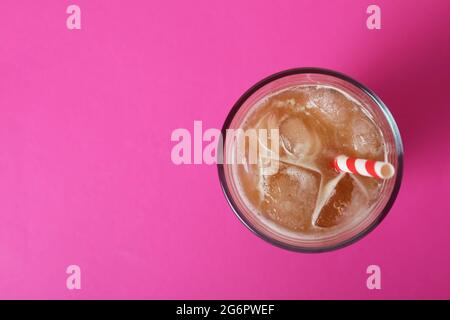 Bicchiere di caffè ghiacciato su sfondo rosa Foto Stock