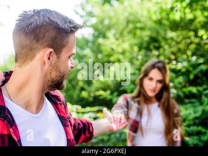 Relazione iniziale. Relazione di coppia. Seguimi. Coppia all'aperto natura sfocata. Incontro di coppia innamorata. Mettetevi in avanti nel modo che è Foto Stock