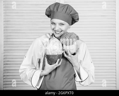 Cucina vegetariana ricca di vitamine. Donna felice ama cibo sano, broccoli e cavolo. Cuoco. Chef professionale cucina. Biologico e. Foto Stock