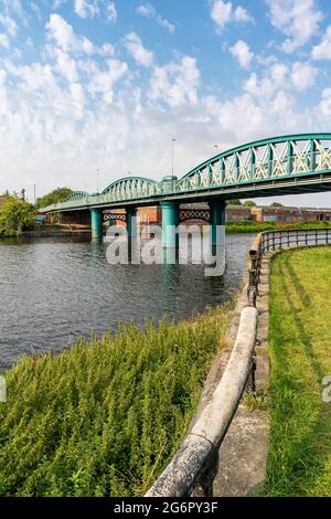 Vista ritratto del ponte di Lady Bay e del fiume Trent, Nottingham, Nottinghamshire, Regno Unito Foto Stock