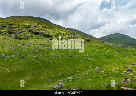 Le montagne Munro di ben More (a sinistra) e Stob Binnein (a destra) vicino Crianlarich, Scozia, visto da Benmore Glen Foto Stock