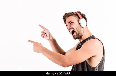 Allegro dj pieno di energia. Concetto di intrattenimento. La musica lo guida. Stile DJ. Attrezzatura per dj. Avvia questa festa. Uomo bello dj usando moderno Foto Stock