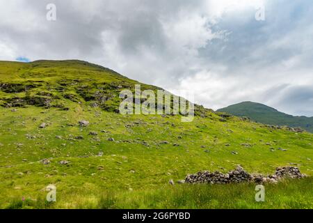 Le montagne Munro di ben More (a sinistra) e Stob Binnein (a destra) vicino Crianlarich, Scozia, visto da Benmore Glen Foto Stock