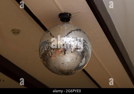 Discoteca a specchio sul soffitto in un ristorante Foto Stock