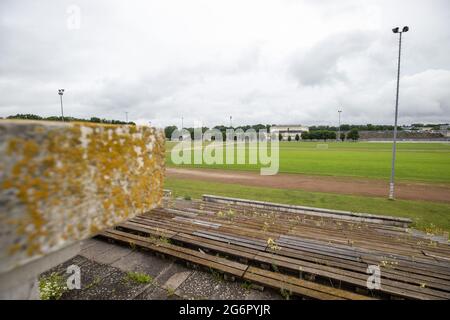 Norimberga, Germania. 07 luglio 2021. Vista dal bastione sudoccidentale sull'ex raduno del Partito nazista al campo di Zeppelin con la tribuna Zeppelin sullo sfondo. La riqualificazione da milioni di dollari dell'ex raduno nazista di Norimberga richiederà molto tempo. La città vuole sviluppare il campo Zeppelin e la tribuna principale in un luogo storico di apprendimento. Credit: Daniel Karmann/dpa/Alamy Live News Foto Stock