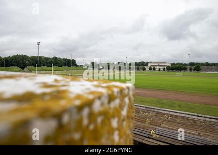 Norimberga, Germania. 07 luglio 2021. Vista dal bastione sudoccidentale sull'ex raduno del Partito nazista al campo di Zeppelin con la tribuna Zeppelin sullo sfondo. La riqualificazione da milioni di dollari dell'ex raduno nazista di Norimberga richiederà molto tempo. La città vuole sviluppare il campo Zeppelin e la tribuna principale in un luogo storico di apprendimento. Credit: Daniel Karmann/dpa/Alamy Live News Foto Stock