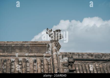 Antico edificio cinese tradizionale tetto eaves con sculture in pietra a forma di drago Foto Stock