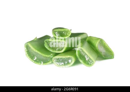 Le fette di aloe vera sono isolate su sfondo bianco. Messa a fuoco selettiva Foto Stock