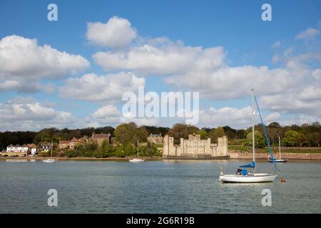 Upnor Castle e Upnor Village sulla riva occidentale del fiume Medway, Upnor, vicino Chatham, Kent, Inghilterra, Regno Unito, Europa Foto Stock