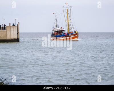 Harlesiel, Germania - 01 ottobre 2020: Escursione pesca a strascico di ritorno da un giro turistico all'ingresso di Harlesiel. Foto Stock