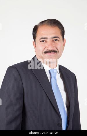 Amministratore delegato senior maturo dell'azienda con ritratto a mano Foto Stock