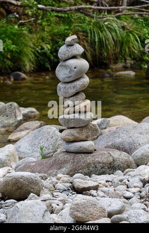 Un mucchio di pietre è accatastato l'uno sull'altro dal fiume Foto Stock