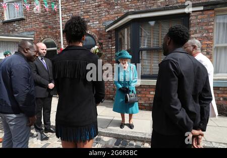 La regina Elisabetta II incontra attori e membri del team di produzione durante una visita al set di Coronation Street presso gli ITV Studios, Media City UK, Manchester. Data immagine: Giovedì 8 luglio 2021. Foto Stock