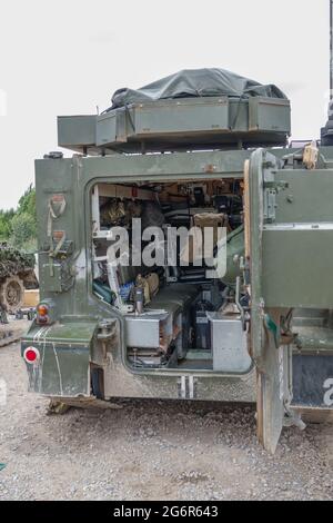 Vista nella zona dell'equipaggio di un esercito britannico CVRT FV105 Sultan comando e veicolo di controllo in azione su Salisbury Plain, Regno Unito Foto Stock