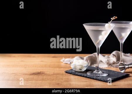 Gibson martini cocktail con cipolle su tavolo di legno Foto Stock