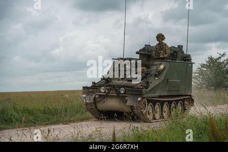 L'esercito britannico CVRT FV105 Sultan comanda e controlla il veicolo in azione su Salisbury Plain, Regno Unito Foto Stock