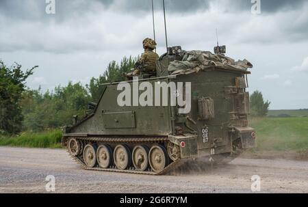 L'esercito britannico CVRT FV105 Sultan comanda e controlla il veicolo in azione su Salisbury Plain, Regno Unito Foto Stock