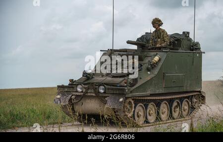 L'esercito britannico CVRT FV105 Sultan comanda e controlla il veicolo in azione su Salisbury Plain, Regno Unito Foto Stock