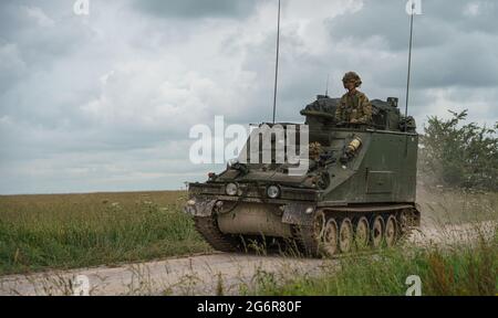 L'esercito britannico CVRT FV105 Sultan comanda e controlla il veicolo in azione su Salisbury Plain, Regno Unito Foto Stock