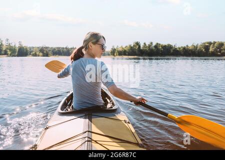 Vista dal retro, una donna su una barca. Foto Stock