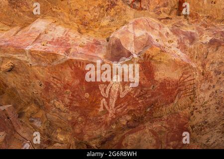 Arte rupestre aborigena lungo King River Road, vicino a Wyndham, Kimberley Region, Western Australia, WA, Australia Foto Stock