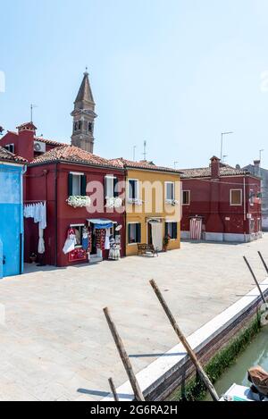 Skyline del piccolo villaggio di pescatori e del piccolo porto di Burano, su un'isola della Laguna Veneziana, a circa 7 km da Venezia nel nord Italia. Burano lo è Foto Stock