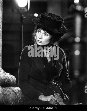 AUDREY HEPBURN su scenografia cantata in costume come Eliza Doolittle per Covent Garden Scenes durante le riprese di MIA FIERA LADY 1964 regista GEORGE CUKOR dal musical di Broadway adattato dalla riproduzione Pygmalion di George Bernard Shaw sceneggiatura libro e testi Alan Jay Lerner musica Frederick Loewe design di produzione E costumi Cecil Beaton produttore Jack L.Warner Warner Bros Foto Stock