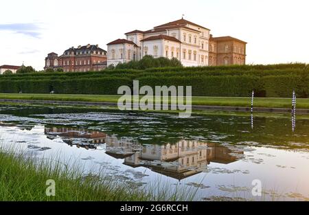 Venaria reale, Piemonte, Italia. Luglio 2021. Vista incredibile del palazzo visto in tre quarti all'ora d'oro. Piacevole simmetria con il riflesso Foto Stock