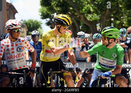 Colombiano Nairo Quintana del Team Arkea Samsic, sloveno Tadej Pogacar del Team Emirates degli Emirati Arabi Uniti e danese Jonas Vinegaard del Team Jumbo-Visma nella foto Foto Stock