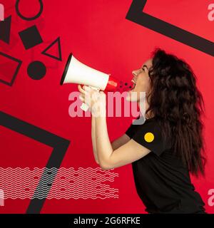 Giovane donna curly urlando in megafono circondato da forme geometriche invece di note musicali. Immagine creativa, collage Foto Stock