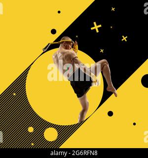 Luna e stelle. Vista posteriore immagine del pugile tailandese che pratica su sfondo nero e giallo. Concetto di creatività e immaginazione. Foto Stock