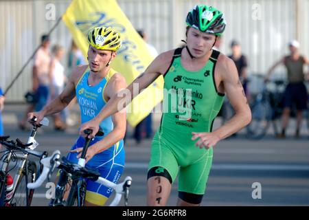 Dnepropetrovsk, Ucraina - 24 maggio 2014: Yegor Martynenko, Ucraina leader nella Coppa europea ETU Sprint Triathlon. Alla fine Martynenko si è piazzato al primo posto in questo concorso Foto Stock