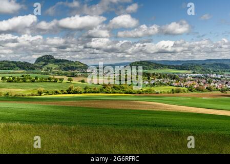 Paesaggio Hegau con il Hohentwiel e il villaggio di Hilzingen, distretto di Costanza, Baden-Wuerttemberg, Germania Foto Stock