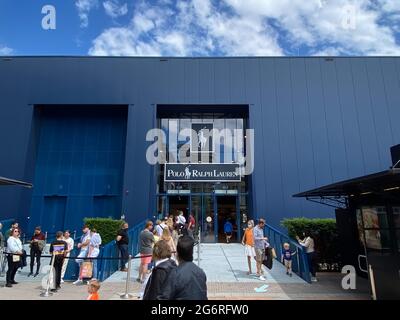 Roermond, Paesi Bassi - 1 luglio. 2021: Vista sulla facciata blu del negozio di moda polo ralph lauren con coda di persone all'esterno dell'ingresso Foto Stock