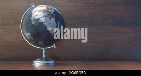 Scuola Globe pianeta Terra su tavolo, mappa del mondo modello sfera su supporto in metallo, legno sfondo scrivania studente. Spazio di copia. Classe geografica, istruzione. Auto Foto Stock