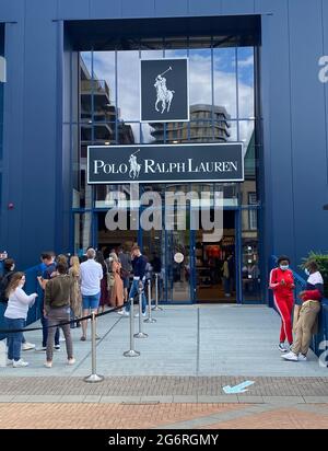 Roermond, Paesi Bassi - 1 luglio. 2021: Vista sulla facciata blu del negozio di moda polo ralph lauren con coda di persone all'esterno dell'ingresso Foto Stock