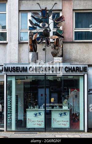 Checkpoint Charlie Museum esterno con il cartello Make Friends Not Walls, Mitte, Berlino, Germania Foto Stock