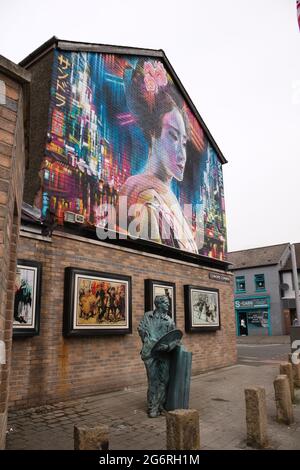 Geisha Mural art di Dan Kitchener su Northumberland Street e Shankill Road all'angolo, Belfast 2021 Foto Stock
