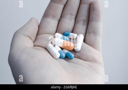 un sacco di pillole di antibiotici in mano, trattamento di infezione batterica Foto Stock