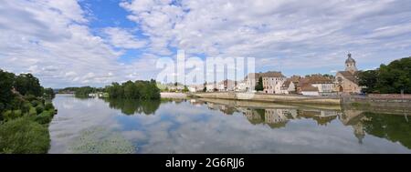 Il centro storico del 14 ° secolo lungo il fiume Saone, Seurre FR Foto Stock