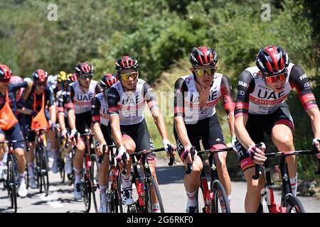 I piloti del Team Emirates degli Emirati Arabi Uniti hanno ritratto in azione durante la tappa 12 della 108a edizione della corsa ciclistica del Tour de France, a 159,4 km da Saint-Paul-Trois-CH Foto Stock