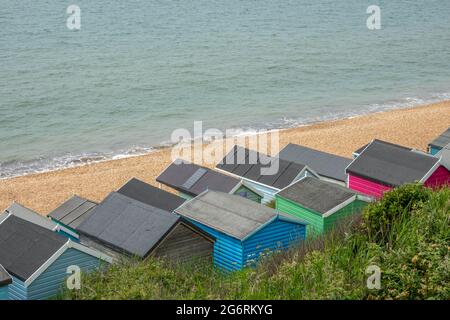 Vista delle capanne sulla spiaggia dall'alto sulla costa inglese Foto Stock