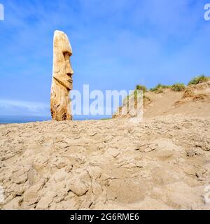 Dum Dum la scultura in legno sulla spiaggia di Barmouth in Galles Foto Stock