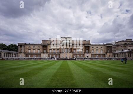 Londra, Regno Unito. 8 luglio 2021. Il Giardino di Buckingham Palace apre per la prima volta. I visitatori possono esplorare i terreni della residenza ufficiale londinese di sua Maestà la Regina e godere di opportunità uniche per fare un picnic su uno degli ampi prati. Credit: Guy Corbishley/Alamy Live News Foto Stock