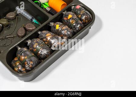 Carpa pesca Tackle box riempito con solidi sacchi PVA riempito pronto per iniziare la pesca. Carpe Rigs Foto Stock