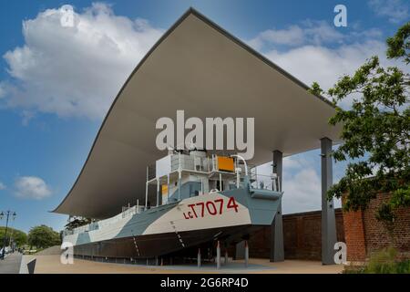 L'LCT 7074 al museo della storia del D-Day a Portsmouth, l'ultima nave d'assalto che è sopravvissuta all'atterraggio dei carri armati Foto Stock