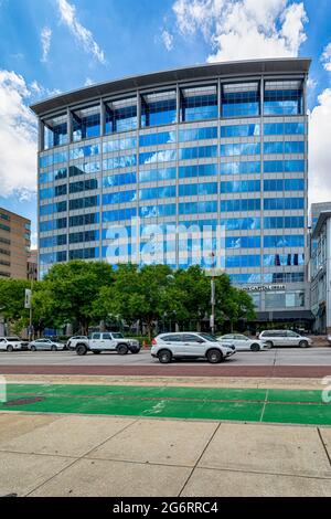 Lockwood Place, 500 East Pratt Street, è un edificio postmoderno che si affaccia su Harbourplace. Foto Stock