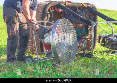 Aria calda palloncino fuoco Burner.The fiamma di una mongolfiera in volo in estate calda sera. Foto Stock